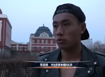 摩天大楼里的剧本杀，全来自演技被群嘲的她 2020-08-25 《摩天大楼》纽约首映 抖森楼西耶娜蛮腰羞涩笑 2016-04-21 “抖森”汤姆·希德勒斯顿与“撸哥”卢克·伊万斯、西耶娜·米勒现身新作《高楼大厦》纽约翠贝卡首映礼 《宠爱》顺利突破5亿 《误杀》将超10亿 2020-01-10 》单日票房1398.53万，环比小幅上涨2.64%，累计票房9.75亿。