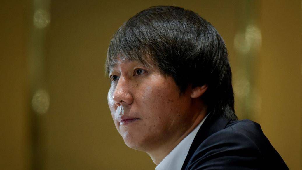 吴磊身边跟随着助理、化妆师、保安等工作人员，在一行人簇拥下在马路上穿行，侧颜帅气十分吸睛。