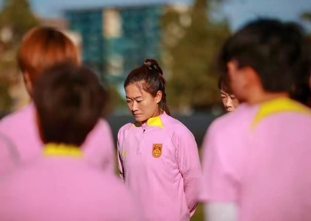“霉霉”泰勒·斯威夫特、“水果姐”凯蒂·佩里和爱夫“开花”奥兰多 2015MTV音乐奖：“霉霉”露芊腰 麦莉背带装性感 2015-09-01 当地时间8月30日，在洛杉矶举行了2015MTV音乐录影带大奖（2015 MTV Video Music Awards）。