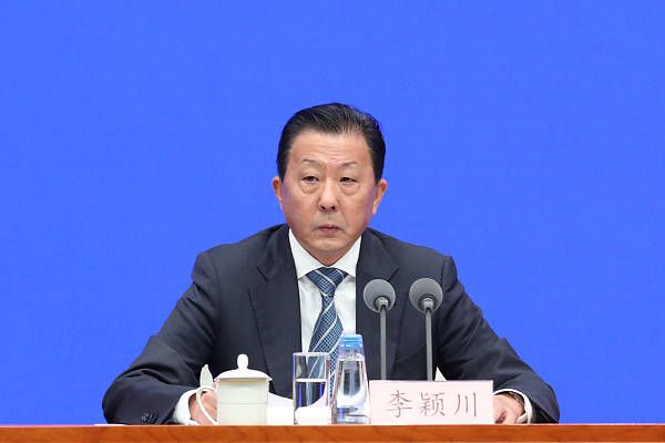 此外，朱丽安·摩尔梳半丸子现身，优雅迷人，马特·达蒙和妻子露茜安娜·巴拉索也甜蜜现身，大秀恩爱。