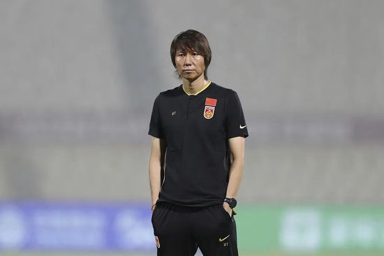 金秀贤身穿一身黑色休闲装轻松亮相，全程略显紧张面无微笑。
