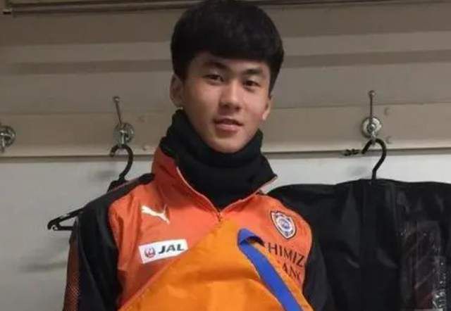 在好莱坞流水线大片频繁遭遇口碑滑铁卢的当下，《碟中谍》系列却像一棵参天巨树，扎根三十年风雨，用八部作品书写着动作电影的传奇。