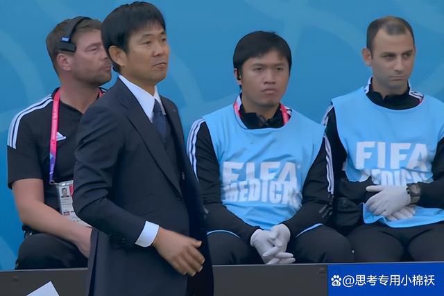 海报上，中川大志与饭丰万理江二人用红线勾住小指的 《今天的吉良君》新剧照 中川大志紧搂饭丰万理江 2016-11-01 凭借创作《近距离恋爱》等少女漫画而获得人气的作者御木本凛另一部作品《今天的吉良君》曝光新剧照，中川大志饰演的吉良在班级面前紧搂同班生妮诺，男友力爆棚。