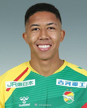 根据官方剧情介绍，剧集《天才女友》聚焦于江南小镇两个从小一起长大的女孩的成长史。