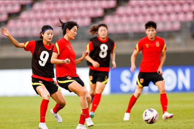 ”桐谷透露妻子是29岁的圈外人，“她是个温婉大方、心地善良的女生。