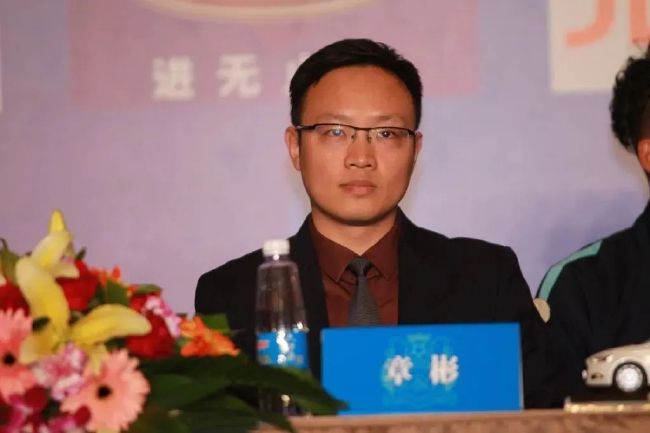 不管是风衣还是西装，霍建华举手投足间展现出多样的魅力，完美诠释了都市精英男士的多 霍建华拍时尚大片 恋情曝光后深情诠释型男诱惑 2016-06-08 近日，霍建华曝光了其为某时尚杂志拍摄的封面大片。