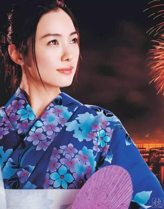 易烊千玺饰演名为“迷魂者”的电影怪物，在五个篇章的梦境故事里体验视觉、听觉、味觉、嗅觉、触觉五感，舒淇饰演“大她者”，她是打开“迷魂者 《狂野时代》味觉篇预告 易烊千玺品人生“甘苦” 2025-11-12 将于11月22日上映的电影《狂野时代》发布“味觉”篇章预告及海报。