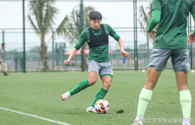 短剧《我在迪拜等你》的导演郭凯敏认为，不要盲目追求爆款，所谓的爆款应该是可以留在观众心里的，文艺创作者不要一味追求数据和收视，作品应该深入人心，要让观众提起这部剧的时候，由衷的认可。