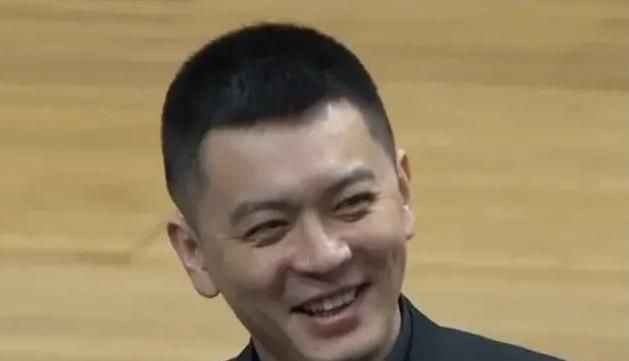 邓文迪现身汉克斯表彰大会 “赫敏”深V晚礼妩媚 2016-11-16 Spielberg）夫妇、艾玛·沃特森（Emma Watson）、邓文迪现身。