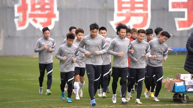 2024-08-16 8月12日，成龙发文纪念元家班成立65周年，并晒出和同门们的大合照。