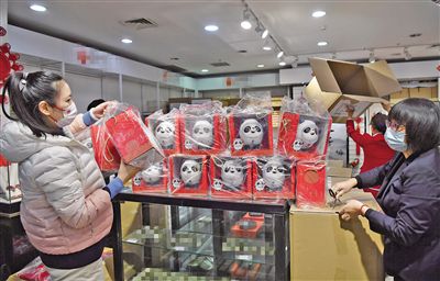 “人类因为对微观世界的好奇与探索而带来了原子弹，类似的科学发展历史告诉我们，地球生物的演化未必像爬楼梯一样越来越高级。