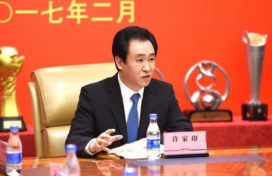 在众多全国政协委员中间，我们看到靳东、甄子丹、冯远征等文化艺术界委员的身影。