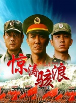 照片中，身穿黑色西装戴着礼帽的王俊凯从图1的笑容灿烂到图4的面无表情，看起来十分有趣。