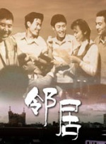 海报中，一望无际的太阳系和寸草不生的月球地表构成极大反差。