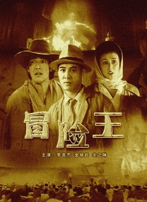 照片中，她微卷长发妩媚动人，T恤短裙十分清纯，但皮衣墨镜却透露着青春叛逆，好似青春校园里最吸睛的叛逆校花。