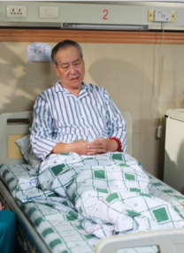 在黑白胶片的勾勒下，黄轩白衬衫、黑夹克的极简look呈现静谧质感。