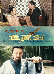 照片中她身穿黑色抹胸小礼服，好身材尽显无余。