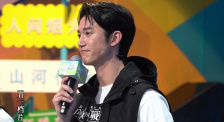 前“阿汤嫂”片场释放激情戏 与卢克打野战热吻 2013-06-03 当地时间5月31日，前“阿汤嫂”凯蒂·赫尔姆斯新片《躁狂岁月》正在热拍，赫尔姆斯与卢克·科比上演干柴烈火的戏段，两人户外“打野战”激情热吻爱抚。