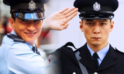 法国演员马克桑斯·达奈-弗伟尔手持魔法棒以侧颜出镜，戴着极为显眼的挂坠。