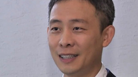 休·杰克曼帅气亮相圣诞录制现场 被奥巴马调侃 2013-12-17 人们憧憬的圣诞脚步越来越近，同样怀揣激动心情的美国总统奥巴马、妻子米歇尔与女儿萨莎及玛丽亚，当天前往国家儿童医疗中心参与录制节目“华盛顿的圣诞节”年度慈善音乐会。