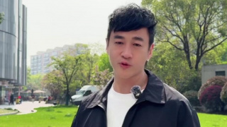 ”照片中，杨洋一身正装帅气逼人，山根高挺，侧颜线条优越。